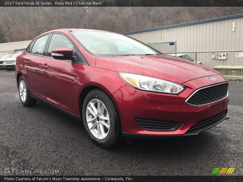 Front 3/4 View of 2017 Focus SE Sedan