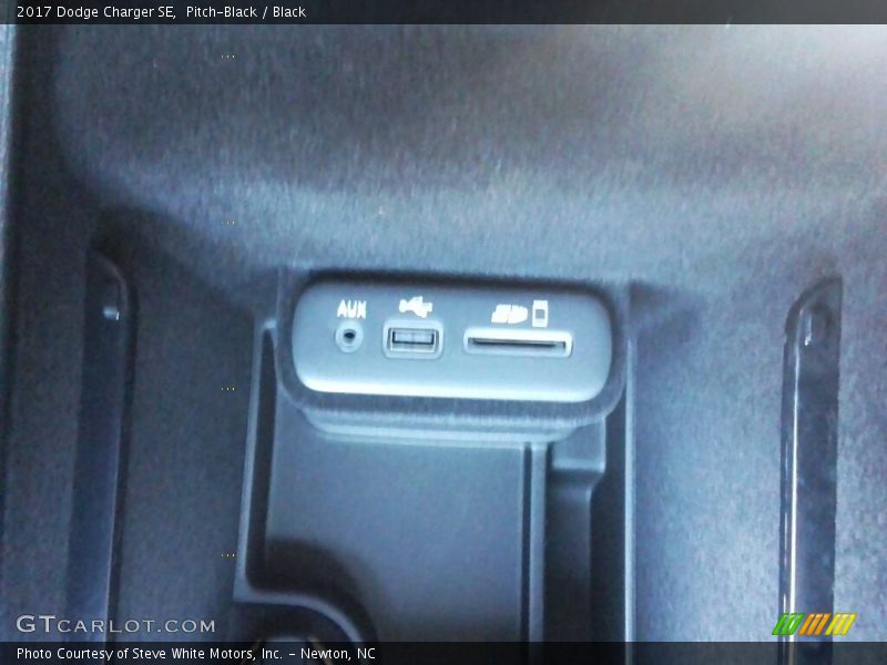 Pitch-Black / Black 2017 Dodge Charger SE