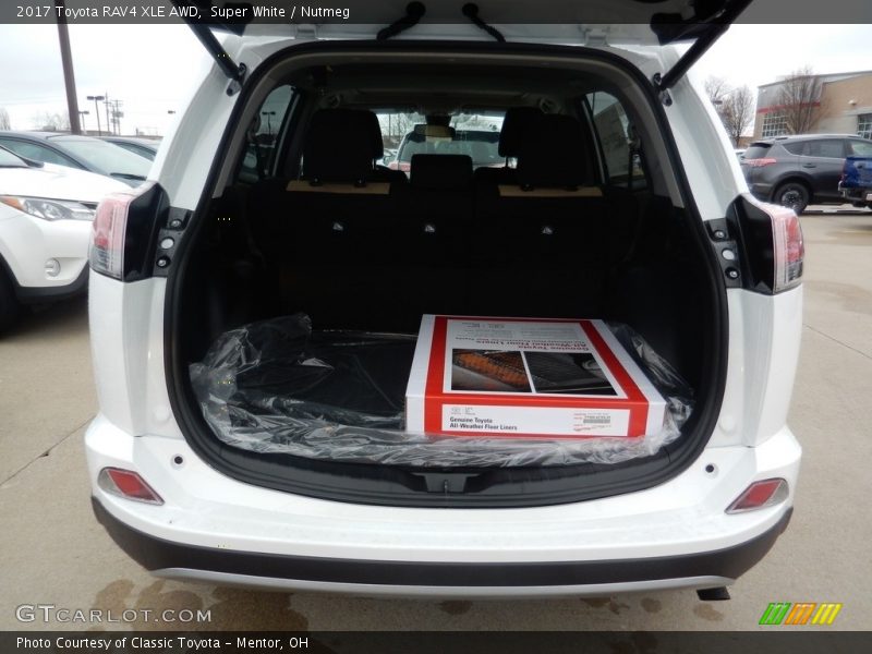 Super White / Nutmeg 2017 Toyota RAV4 XLE AWD