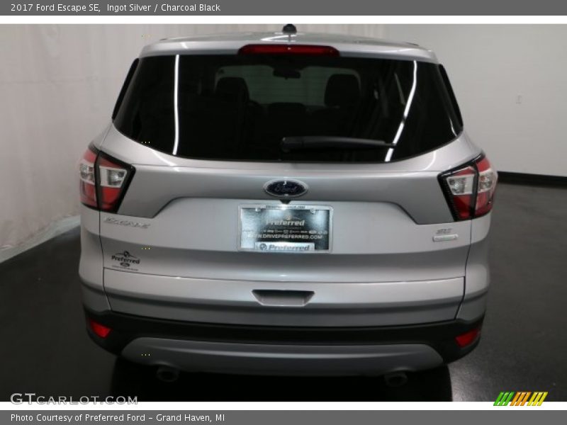Ingot Silver / Charcoal Black 2017 Ford Escape SE