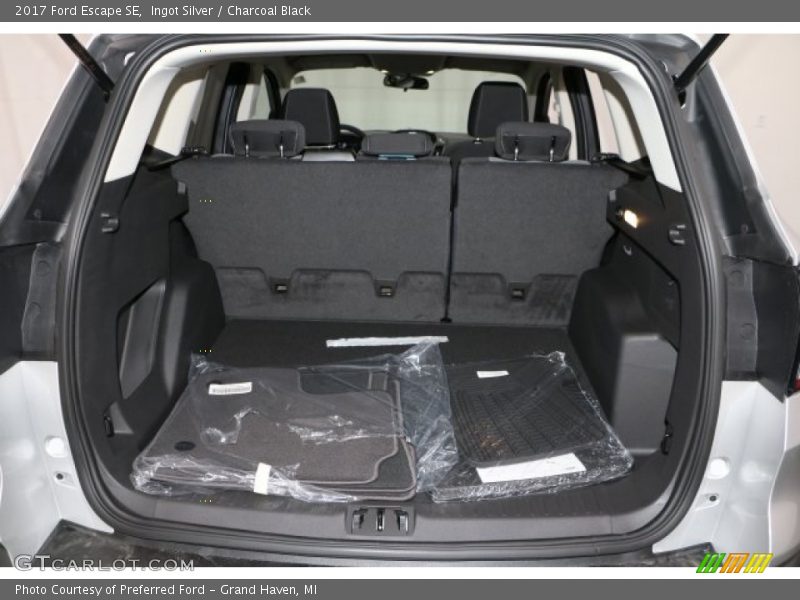 Ingot Silver / Charcoal Black 2017 Ford Escape SE