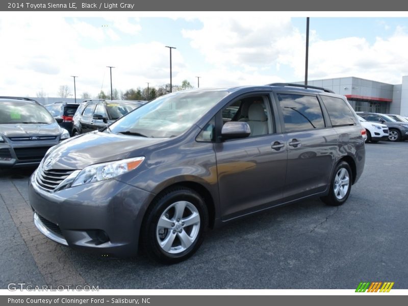 Front 3/4 View of 2014 Sienna LE