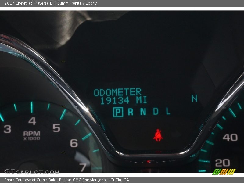 Summit White / Ebony 2017 Chevrolet Traverse LT