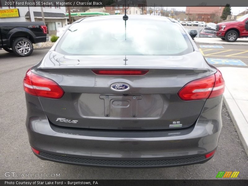 Magnetic / Charcoal Black 2017 Ford Focus SE Sedan