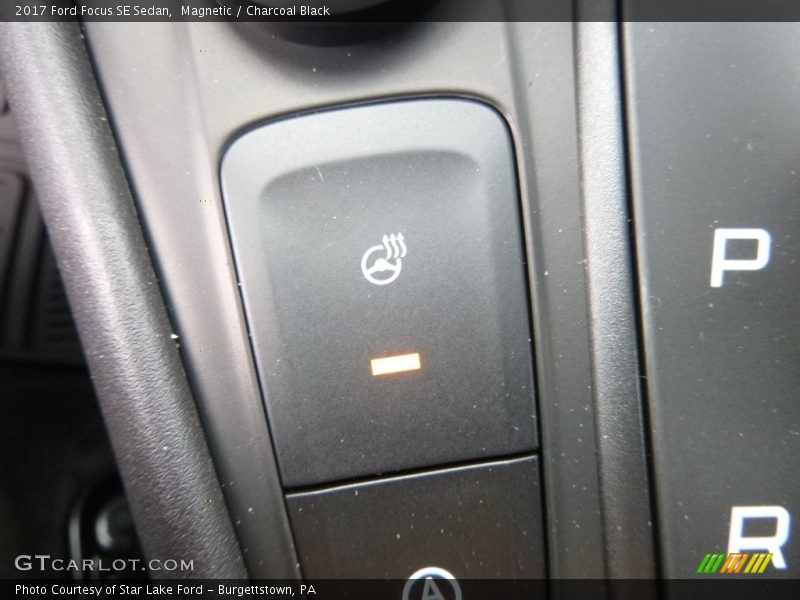 Magnetic / Charcoal Black 2017 Ford Focus SE Sedan