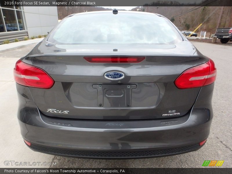Magnetic / Charcoal Black 2016 Ford Focus SE Sedan