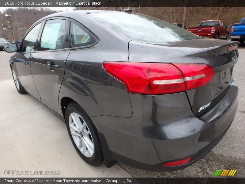 Magnetic / Charcoal Black 2016 Ford Focus SE Sedan