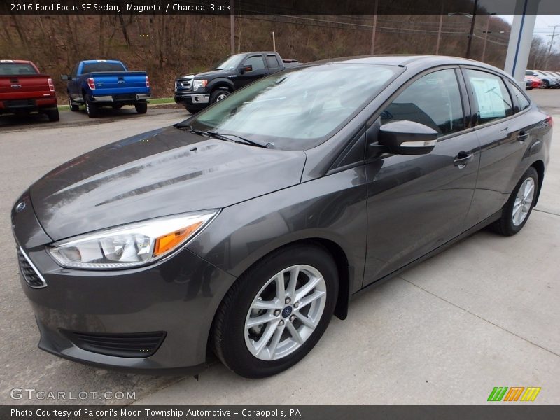 Magnetic / Charcoal Black 2016 Ford Focus SE Sedan