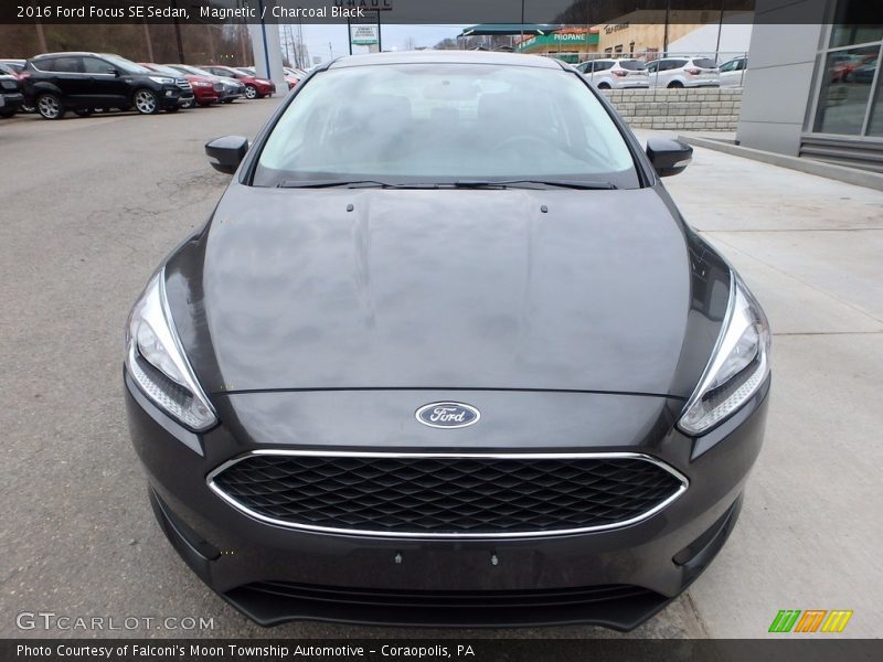 Magnetic / Charcoal Black 2016 Ford Focus SE Sedan