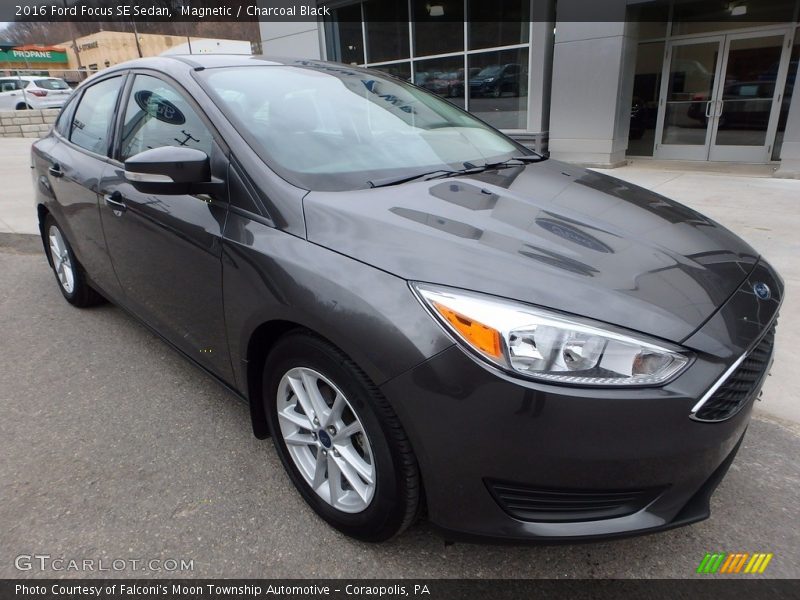 Magnetic / Charcoal Black 2016 Ford Focus SE Sedan