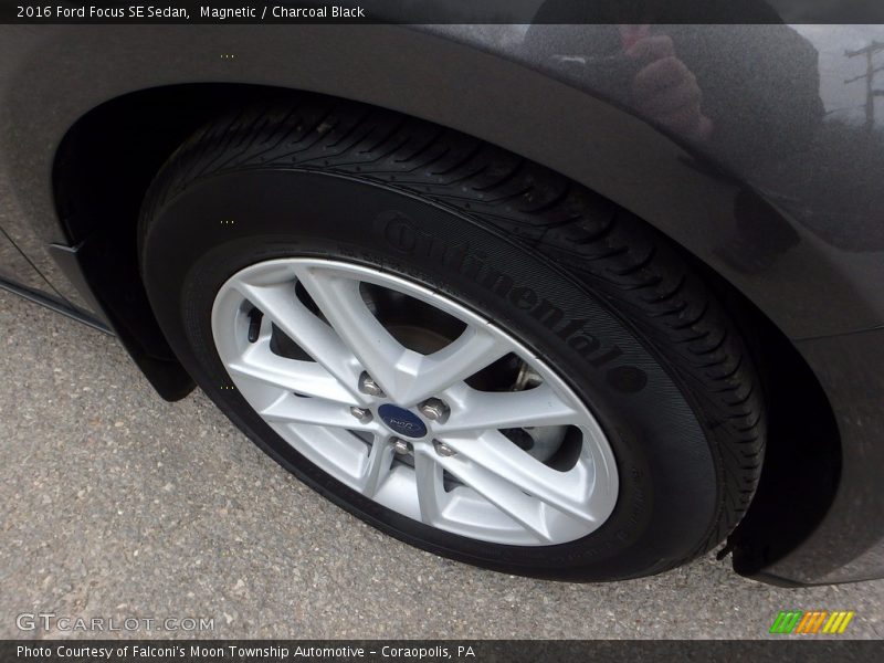 Magnetic / Charcoal Black 2016 Ford Focus SE Sedan