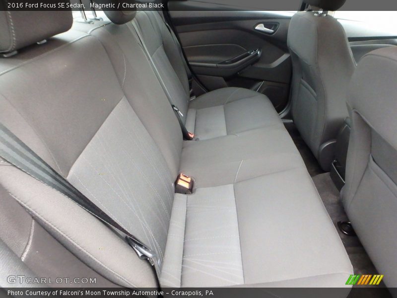 Magnetic / Charcoal Black 2016 Ford Focus SE Sedan