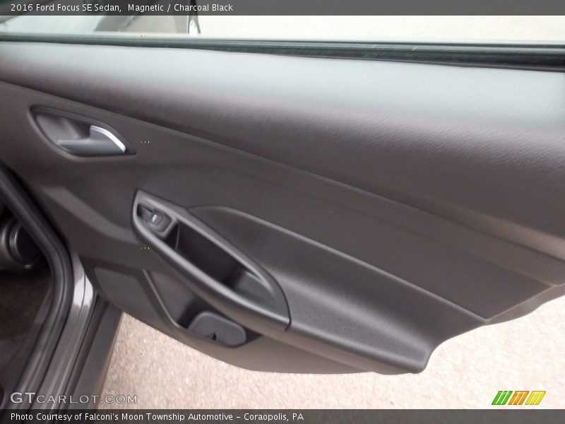Magnetic / Charcoal Black 2016 Ford Focus SE Sedan