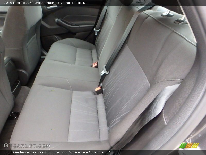 Magnetic / Charcoal Black 2016 Ford Focus SE Sedan