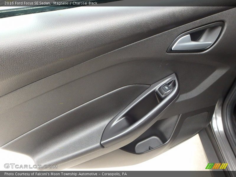 Magnetic / Charcoal Black 2016 Ford Focus SE Sedan