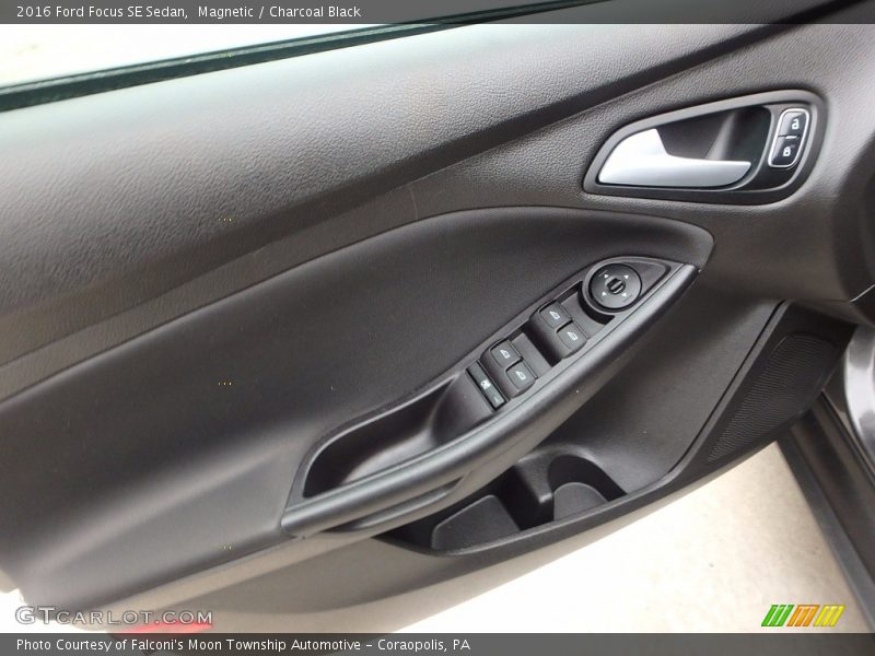 Magnetic / Charcoal Black 2016 Ford Focus SE Sedan