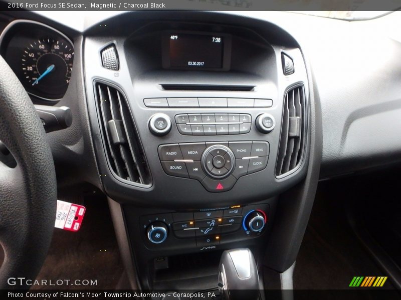 Magnetic / Charcoal Black 2016 Ford Focus SE Sedan