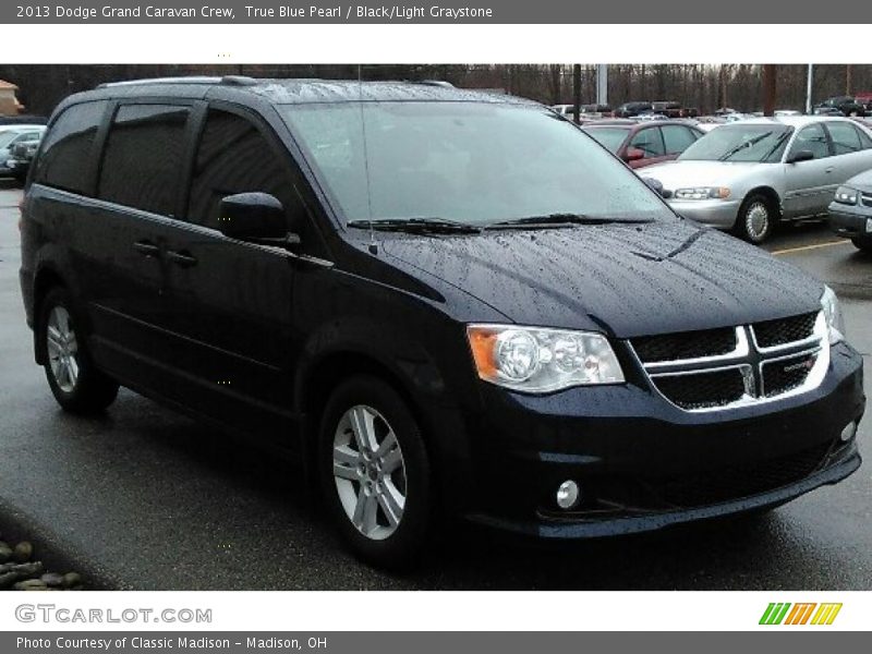 Front 3/4 View of 2013 Grand Caravan Crew