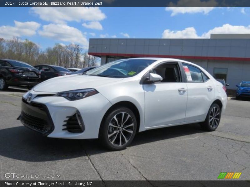 Front 3/4 View of 2017 Corolla SE