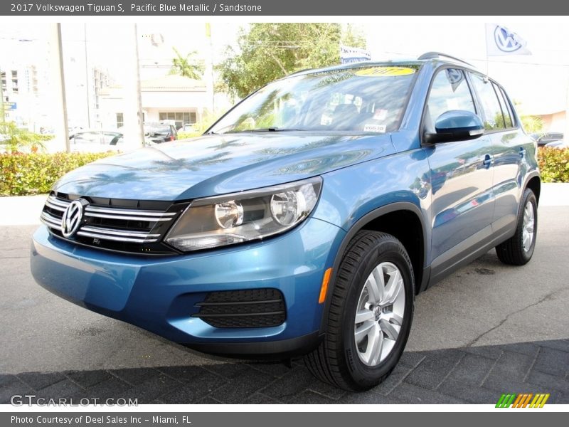 Front 3/4 View of 2017 Tiguan S