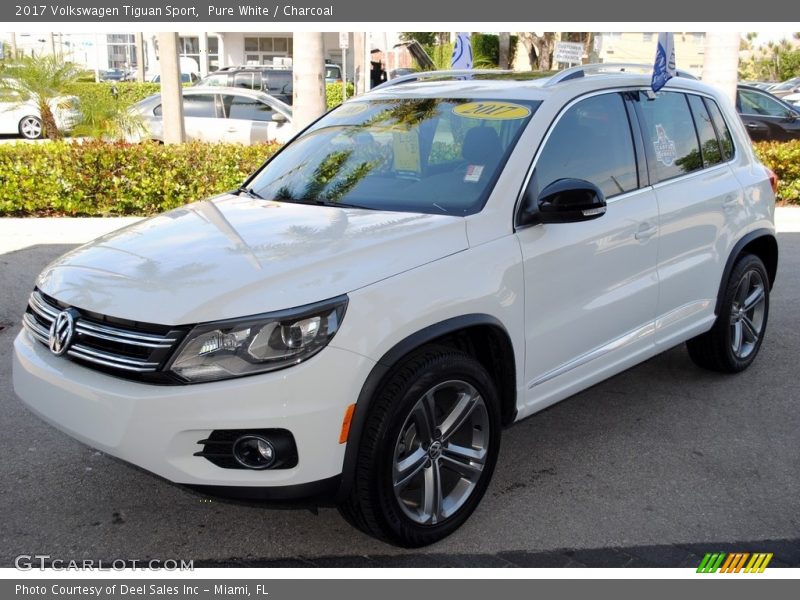 Pure White / Charcoal 2017 Volkswagen Tiguan Sport