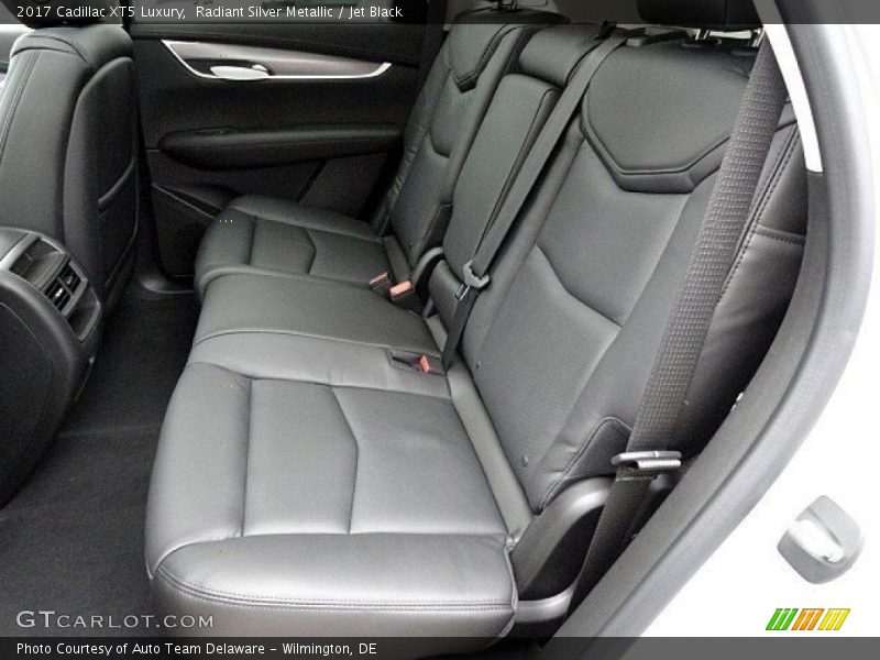 Radiant Silver Metallic / Jet Black 2017 Cadillac XT5 Luxury
