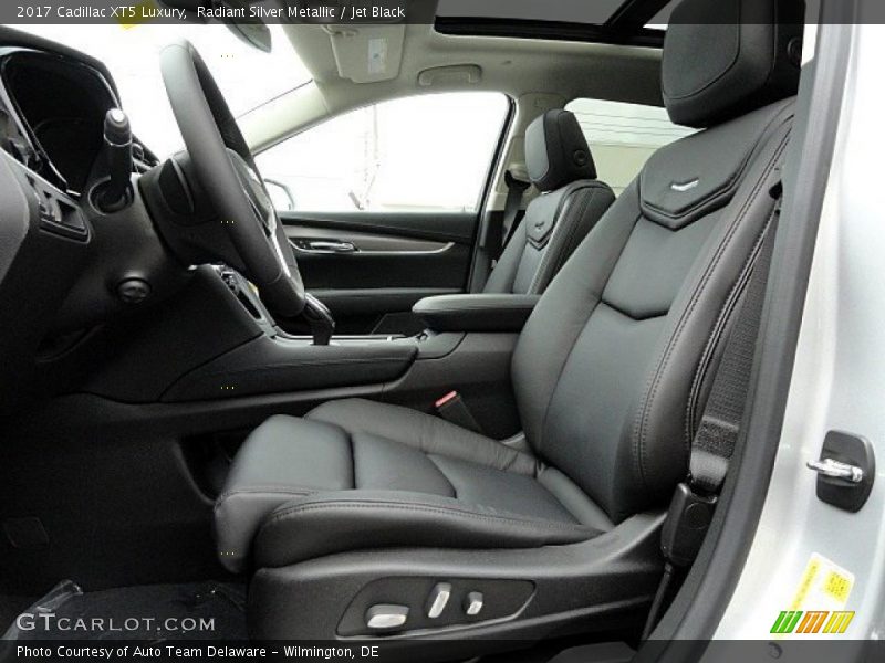 Radiant Silver Metallic / Jet Black 2017 Cadillac XT5 Luxury