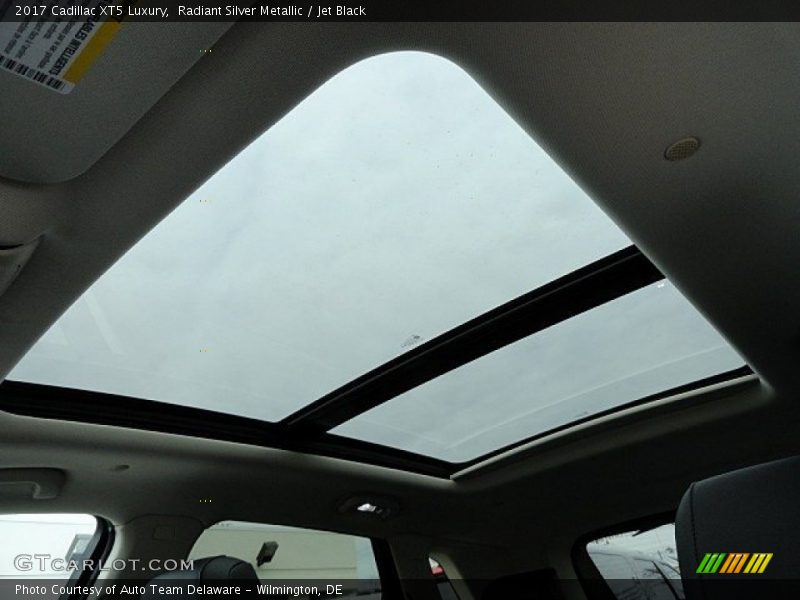 Radiant Silver Metallic / Jet Black 2017 Cadillac XT5 Luxury