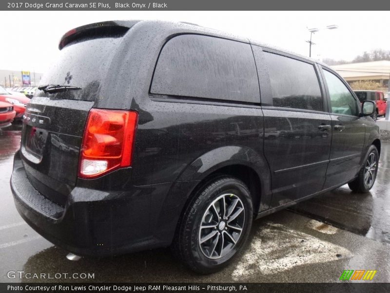 Black Onyx / Black 2017 Dodge Grand Caravan SE Plus