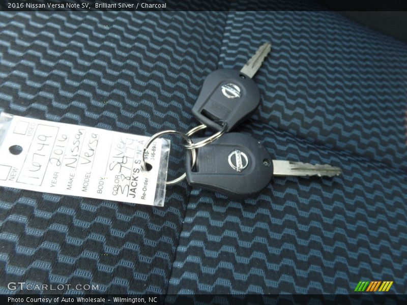 Brilliant Silver / Charcoal 2016 Nissan Versa Note SV
