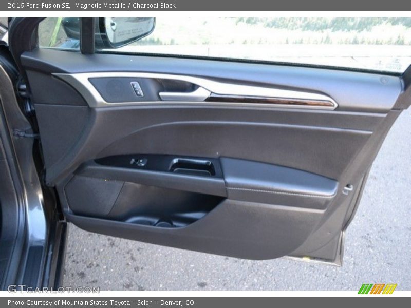 Magnetic Metallic / Charcoal Black 2016 Ford Fusion SE