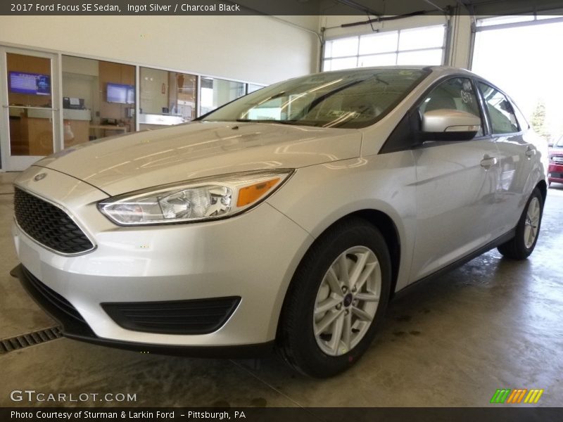 Ingot Silver / Charcoal Black 2017 Ford Focus SE Sedan