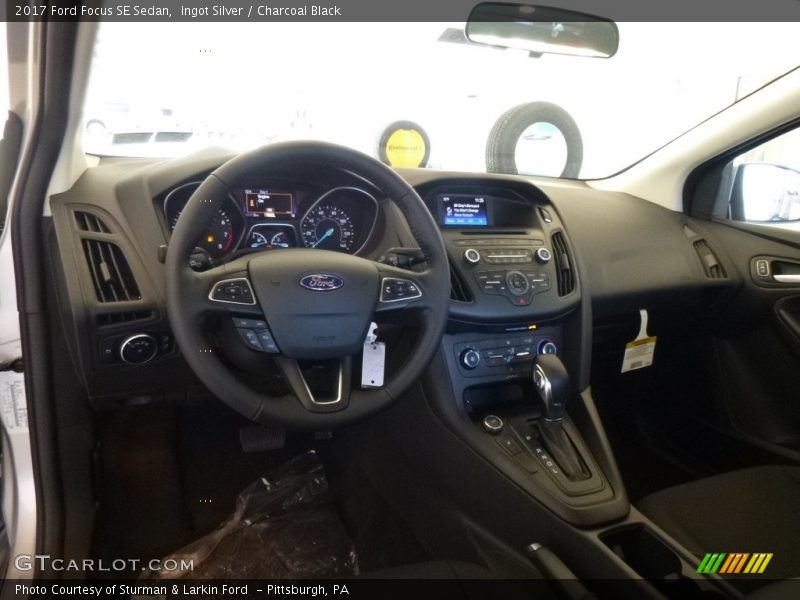 Ingot Silver / Charcoal Black 2017 Ford Focus SE Sedan
