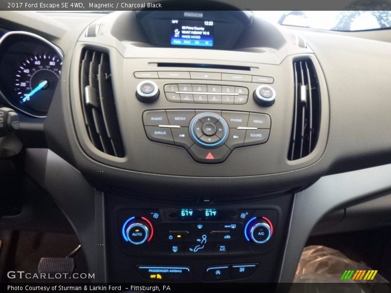 Magnetic / Charcoal Black 2017 Ford Escape SE 4WD