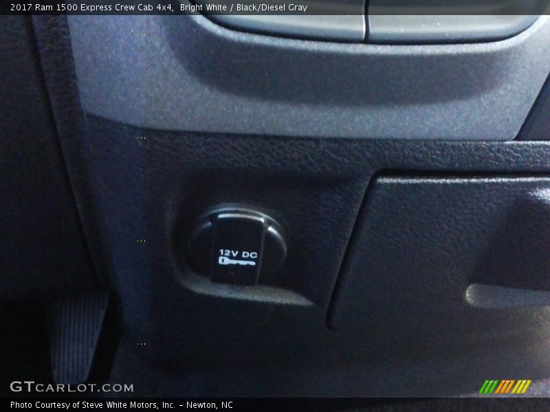 Bright White / Black/Diesel Gray 2017 Ram 1500 Express Crew Cab 4x4