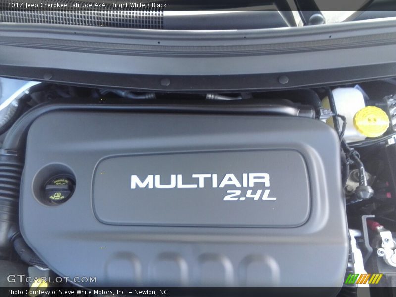 Bright White / Black 2017 Jeep Cherokee Latitude 4x4
