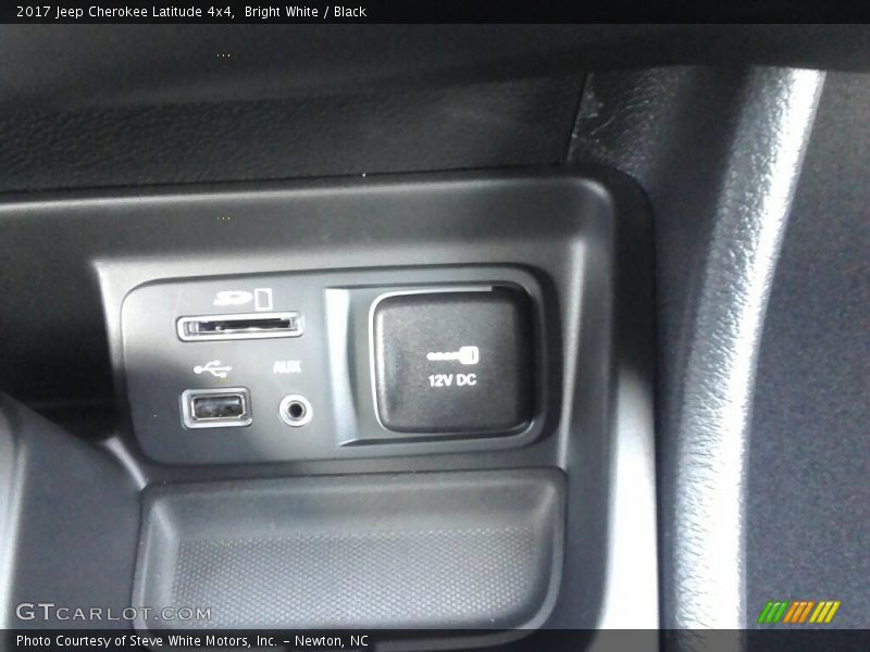 Bright White / Black 2017 Jeep Cherokee Latitude 4x4