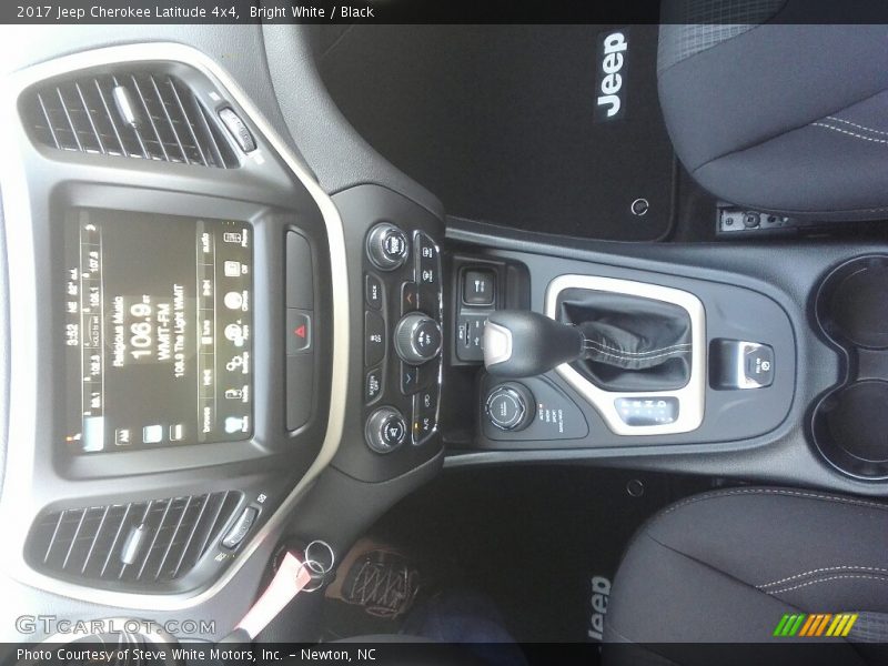 Bright White / Black 2017 Jeep Cherokee Latitude 4x4