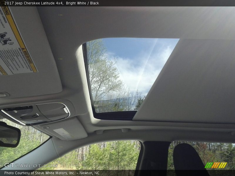 Bright White / Black 2017 Jeep Cherokee Latitude 4x4
