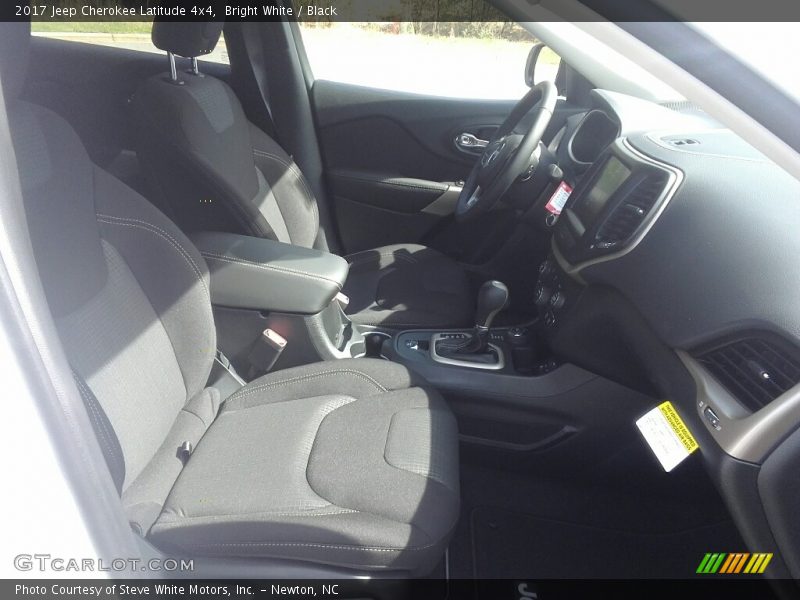 Bright White / Black 2017 Jeep Cherokee Latitude 4x4