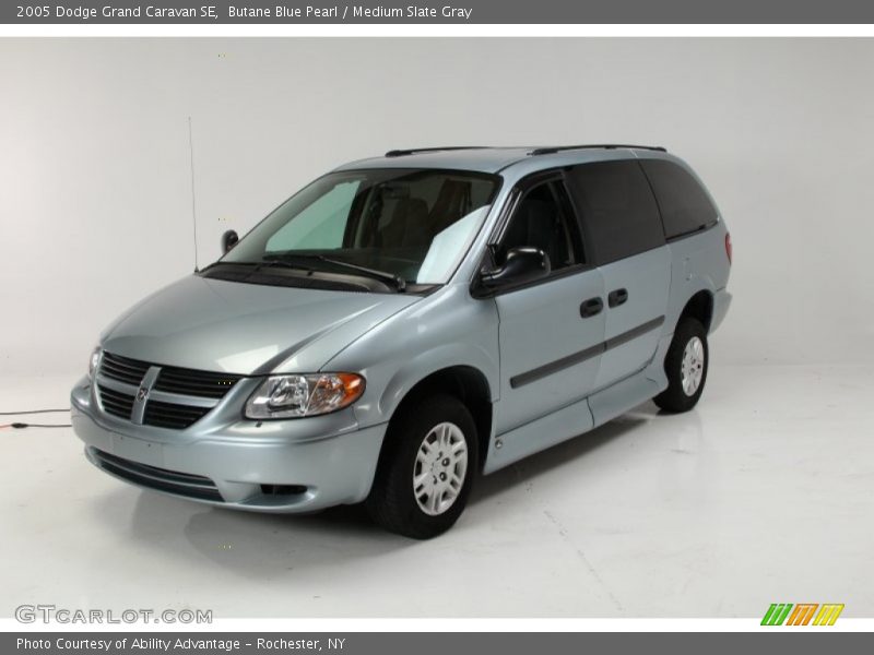 Front 3/4 View of 2005 Grand Caravan SE