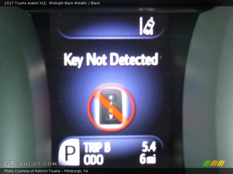 Midnight Black Metallic / Black 2017 Toyota Avalon XLE