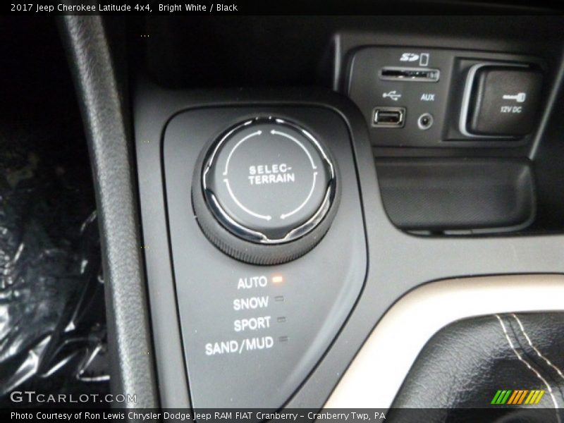 Bright White / Black 2017 Jeep Cherokee Latitude 4x4