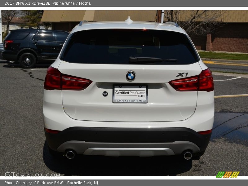 Alpine White / Mocha 2017 BMW X1 xDrive28i