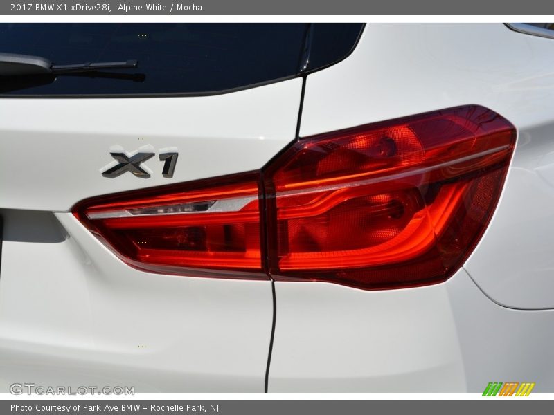 Alpine White / Mocha 2017 BMW X1 xDrive28i