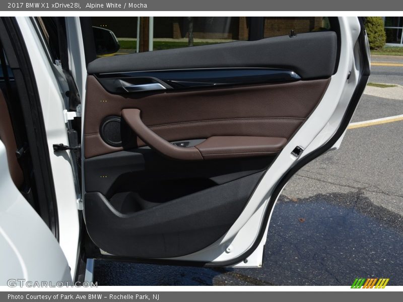 Alpine White / Mocha 2017 BMW X1 xDrive28i