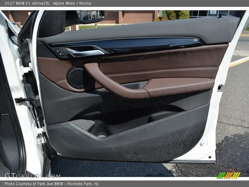 Alpine White / Mocha 2017 BMW X1 xDrive28i