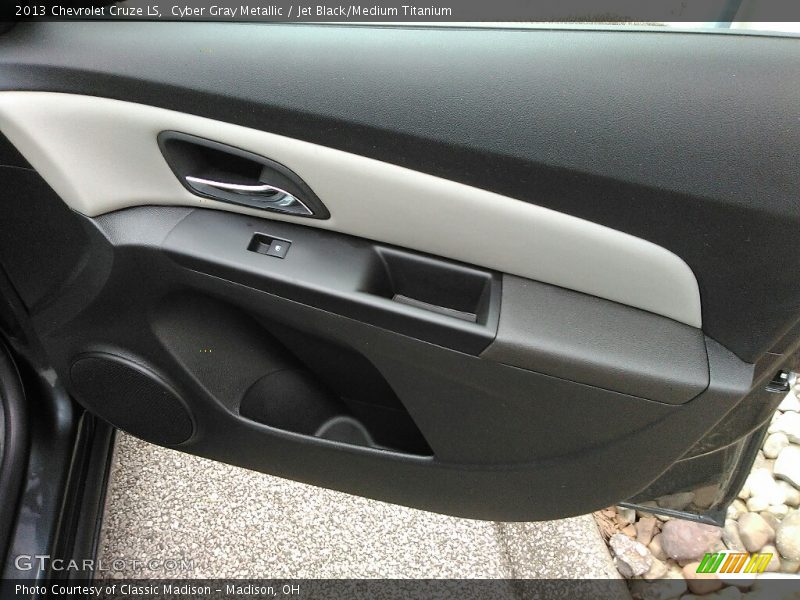 Cyber Gray Metallic / Jet Black/Medium Titanium 2013 Chevrolet Cruze LS