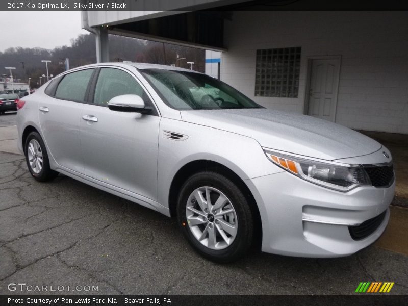 Front 3/4 View of 2017 Optima LX