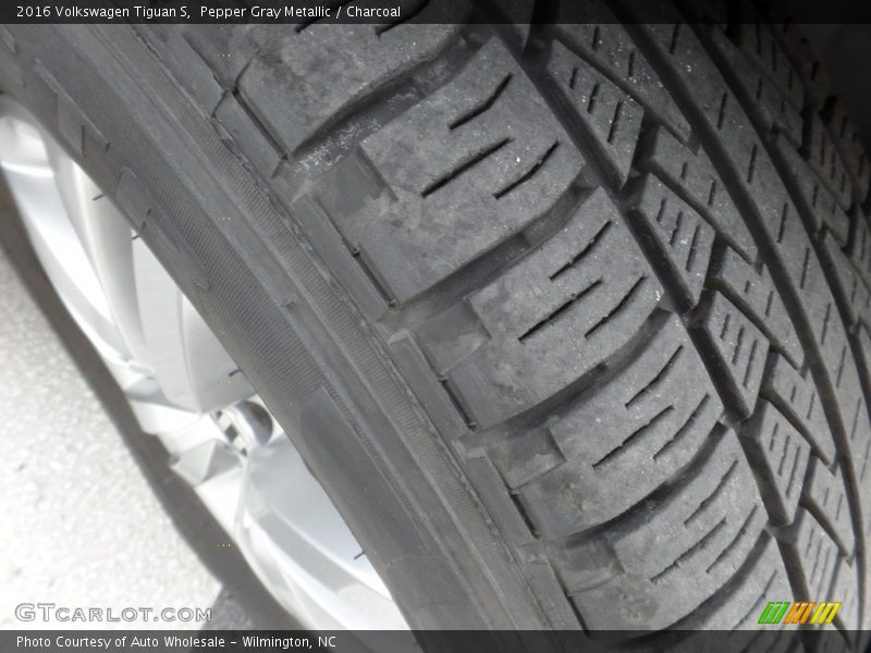 Pepper Gray Metallic / Charcoal 2016 Volkswagen Tiguan S